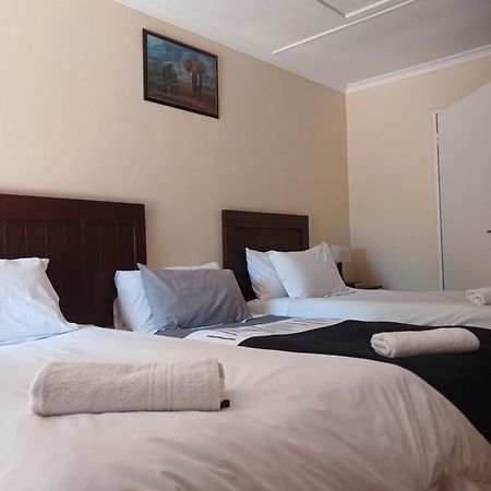 Ebony And Ivory Guesthouse Bloemfontein Exteriör bild